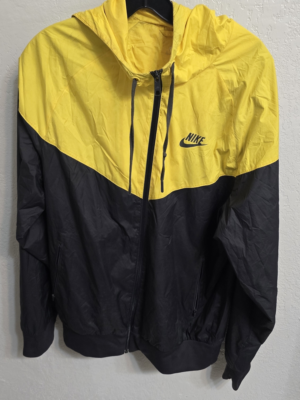 Nike Men’s Yellow/Black Windbreaker/Windrunner Jacket